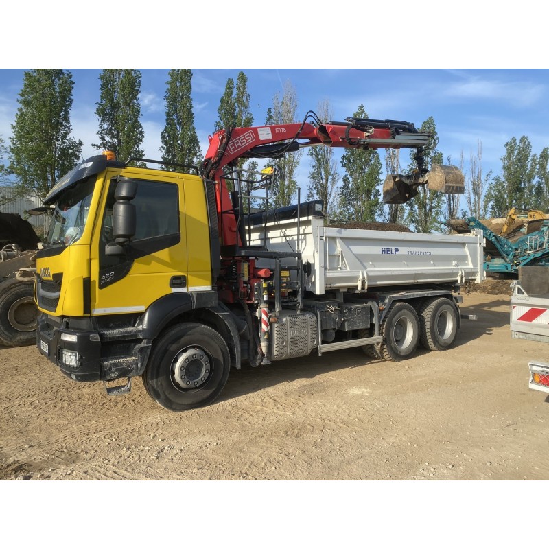 Terre criblée 12 m3 en Camion grue