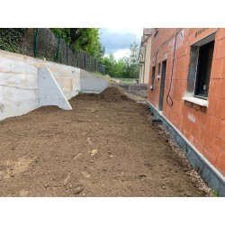 Remise à niveau de terrain en terre végétale