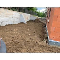 Remise à niveau de terrain en terre végétale