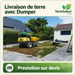 Dumper transportant de la terre sur un chantier en Île-de-France