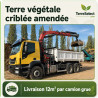 Camion grue déchargeant 12 m³ de terre végétale criblée en Île-de-France