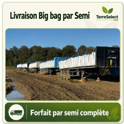 Camion plateau chargé de big bags livrés sur un chantier en Île-de-France
