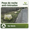 Roche massive installée par camion grue pour sécuriser un espace vert en Île-de-France
