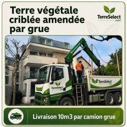 Camion grue déposant 10 m³ de terre criblée amendée en vrac au godet preneur en Île-de-France