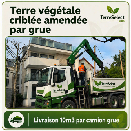 Camion grue déposant 10 m³ de terre criblée amendée en vrac au godet preneur en Île-de-France