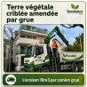 Camion grue déposant 10 m³ de terre criblée amendée en vrac au godet preneur en Île-de-France
