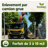 Camion grue chargeant de la terre pour évacuation de déblais en Île-de-France